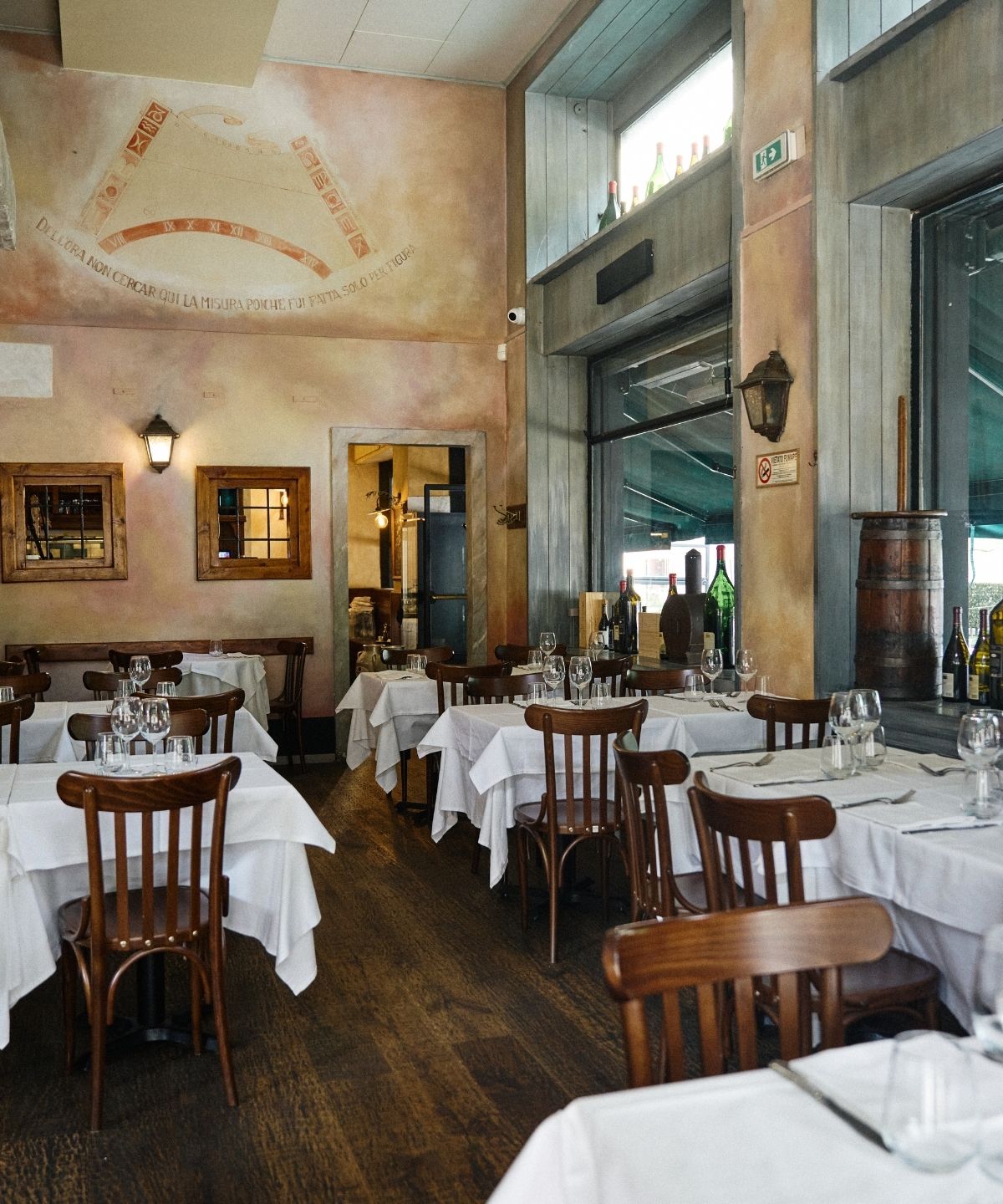 Interno elegante Cantina della Vetra Milano con tavoli apparecchiati e sala rustica